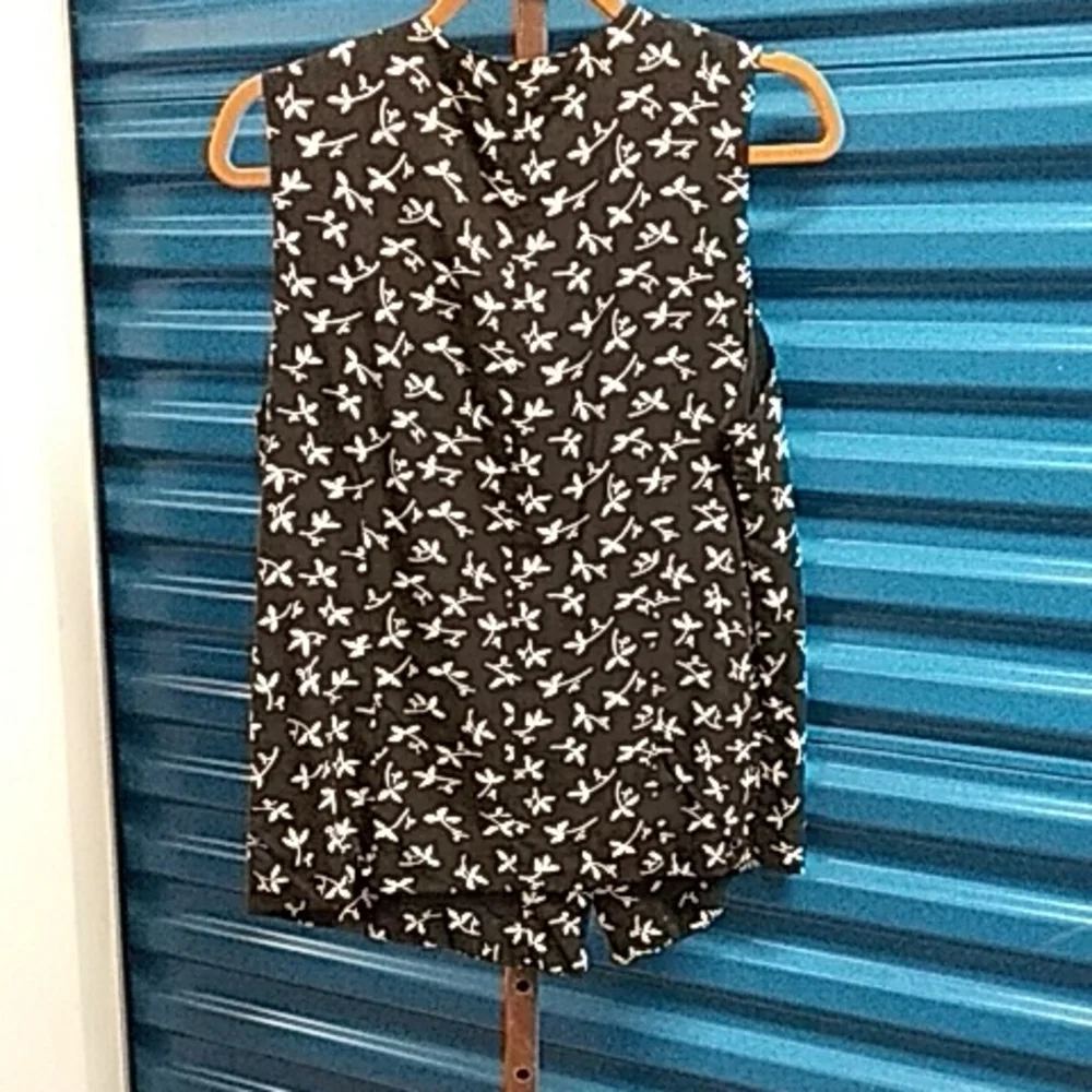 London Fog Sleeveless Button front Top - Picture 2 of 2
